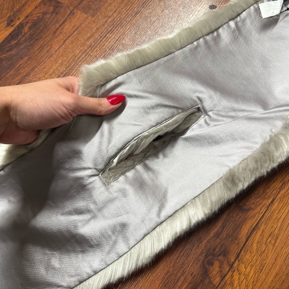 Babaton Aritzia silk lining| Faux Fur Stole Scarf - Picture 4 of 4